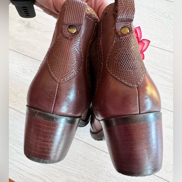 Earth Denali Respect Bootie - Size 8.5M - Hot Maroon - Picture 10 of 14